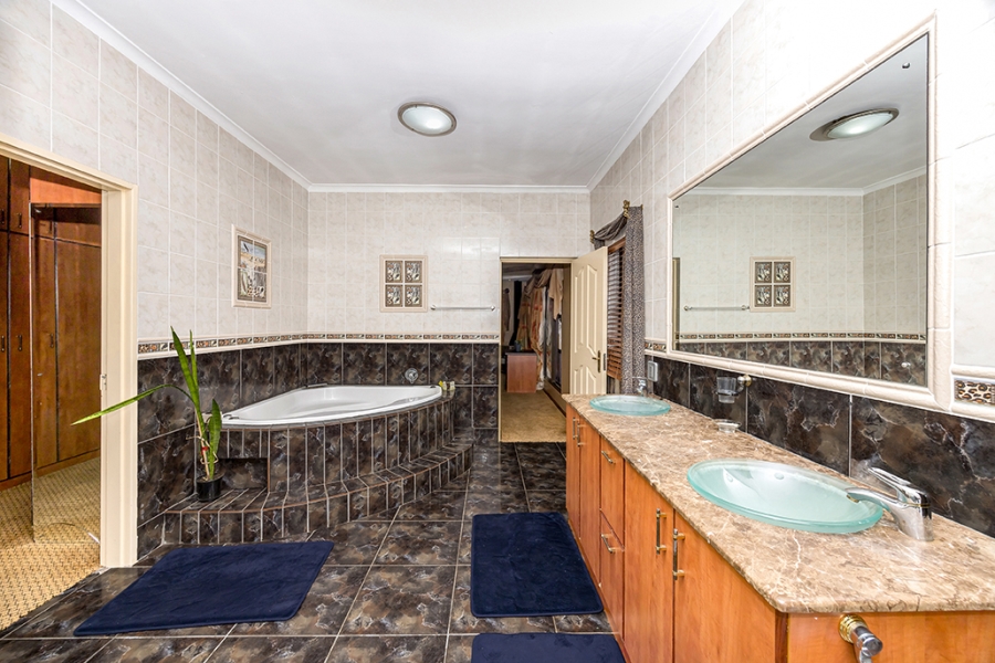 6 Bedroom Property for Sale in Sunset Beach Western Cape